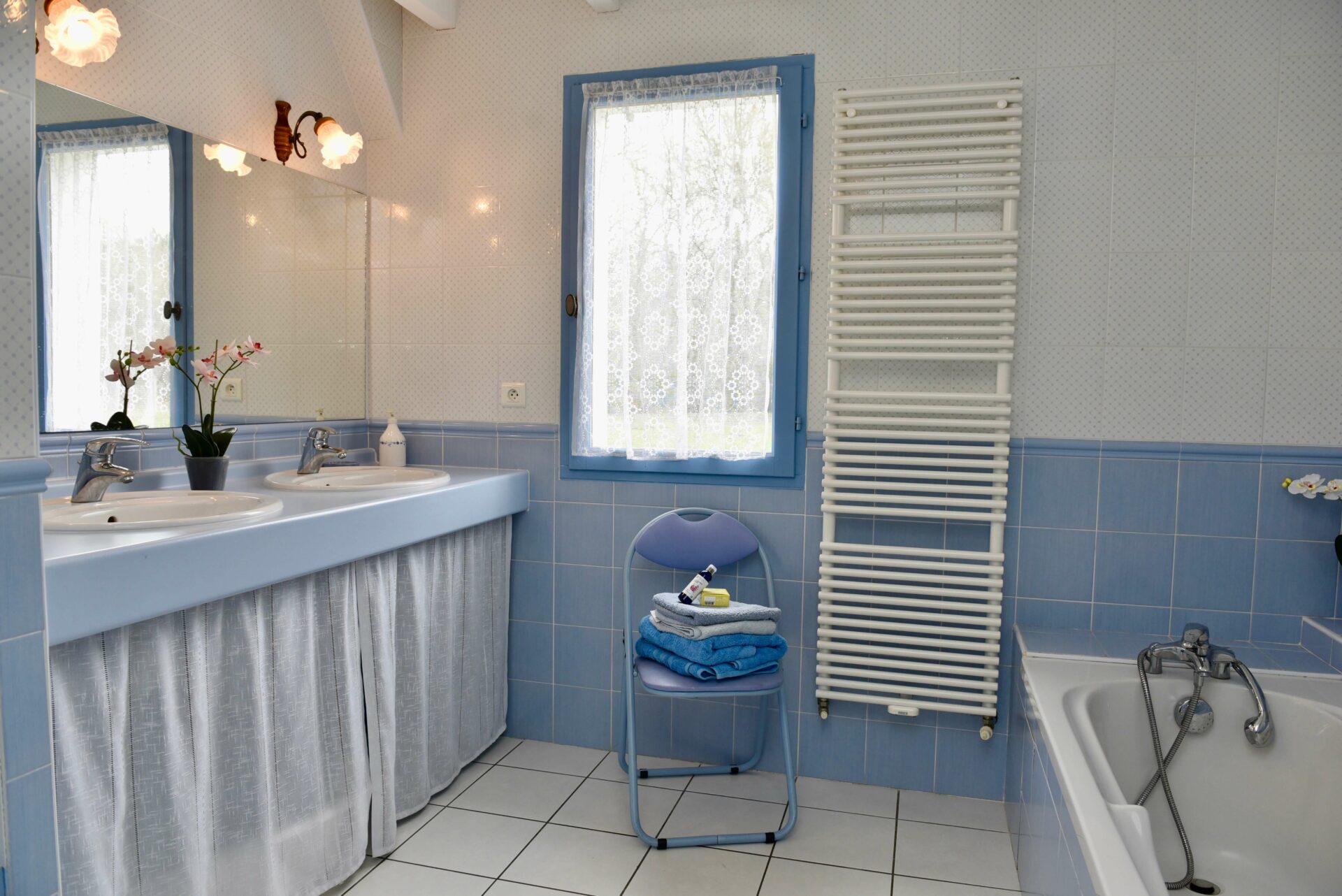 La Chêneraie - Photo de la salle de bain au rez-de-chaussée